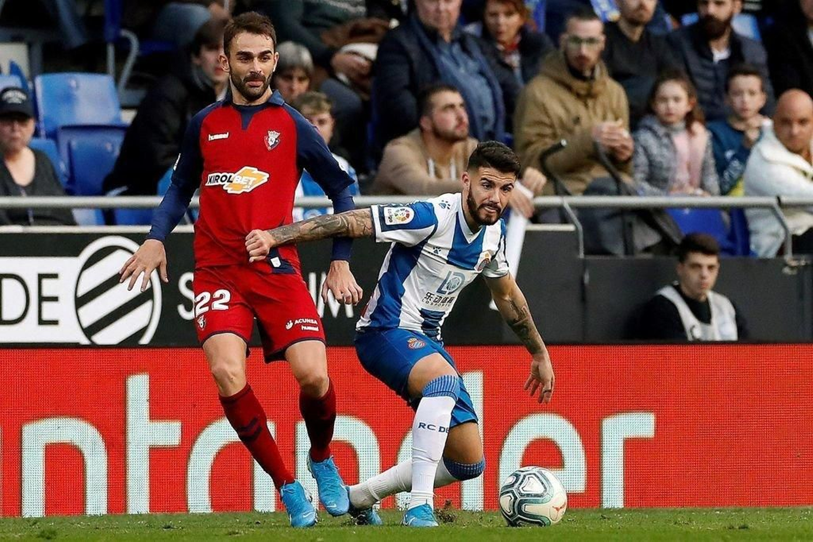 Adrián López y Pipa, ayer, en el choque del RCDE Stadium.