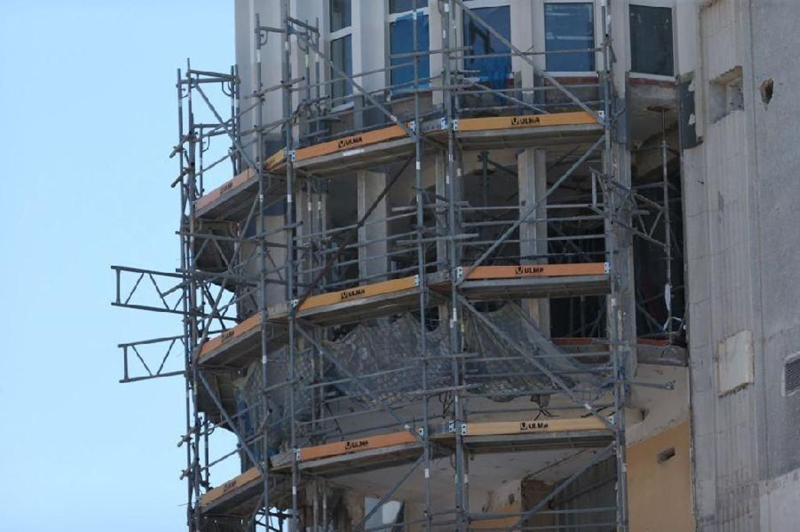 Desmontan la grúa de la Ciudad de la Justicia de Vigo _ Alberte 16