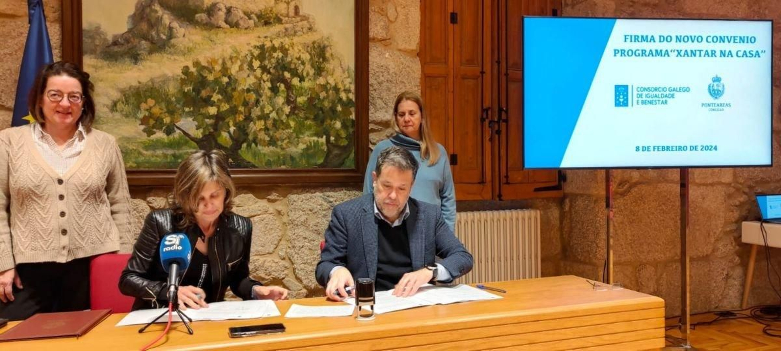 Raquel Plana, Nava Castro y Perfecto Rodríguez, ayer en la firma del nuevo convenio de Xantar na Casa.
