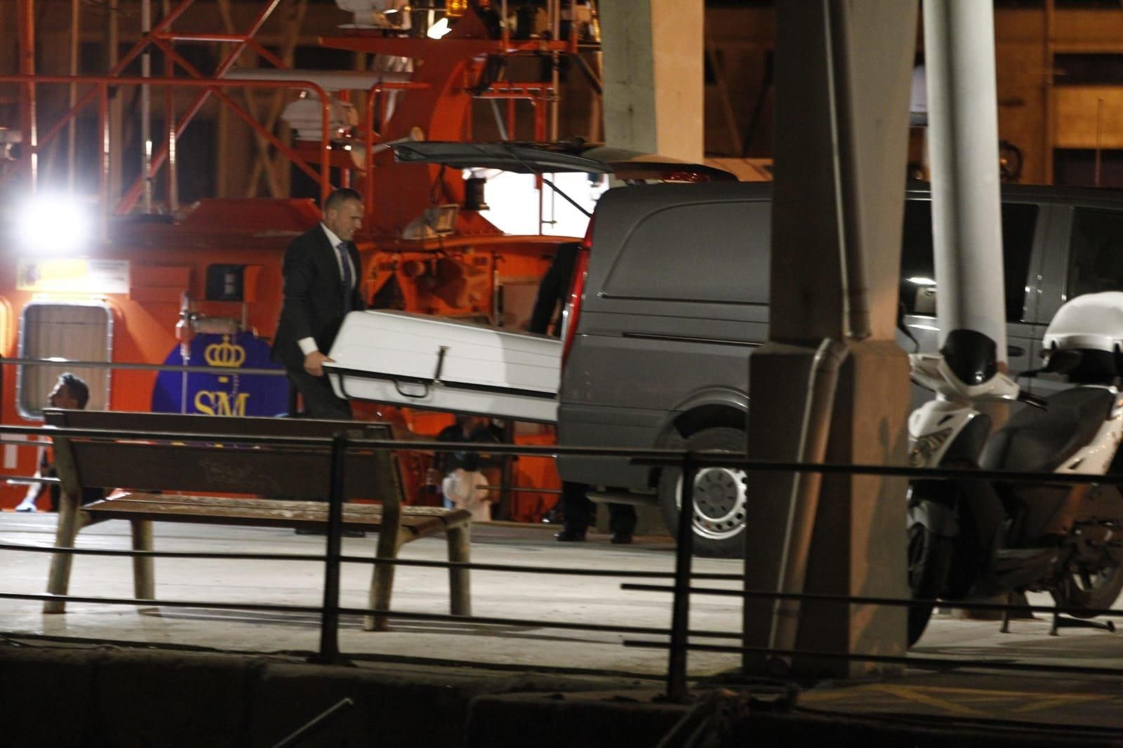 Los servicios funerarios retiraron el  cuerpo del fallecido