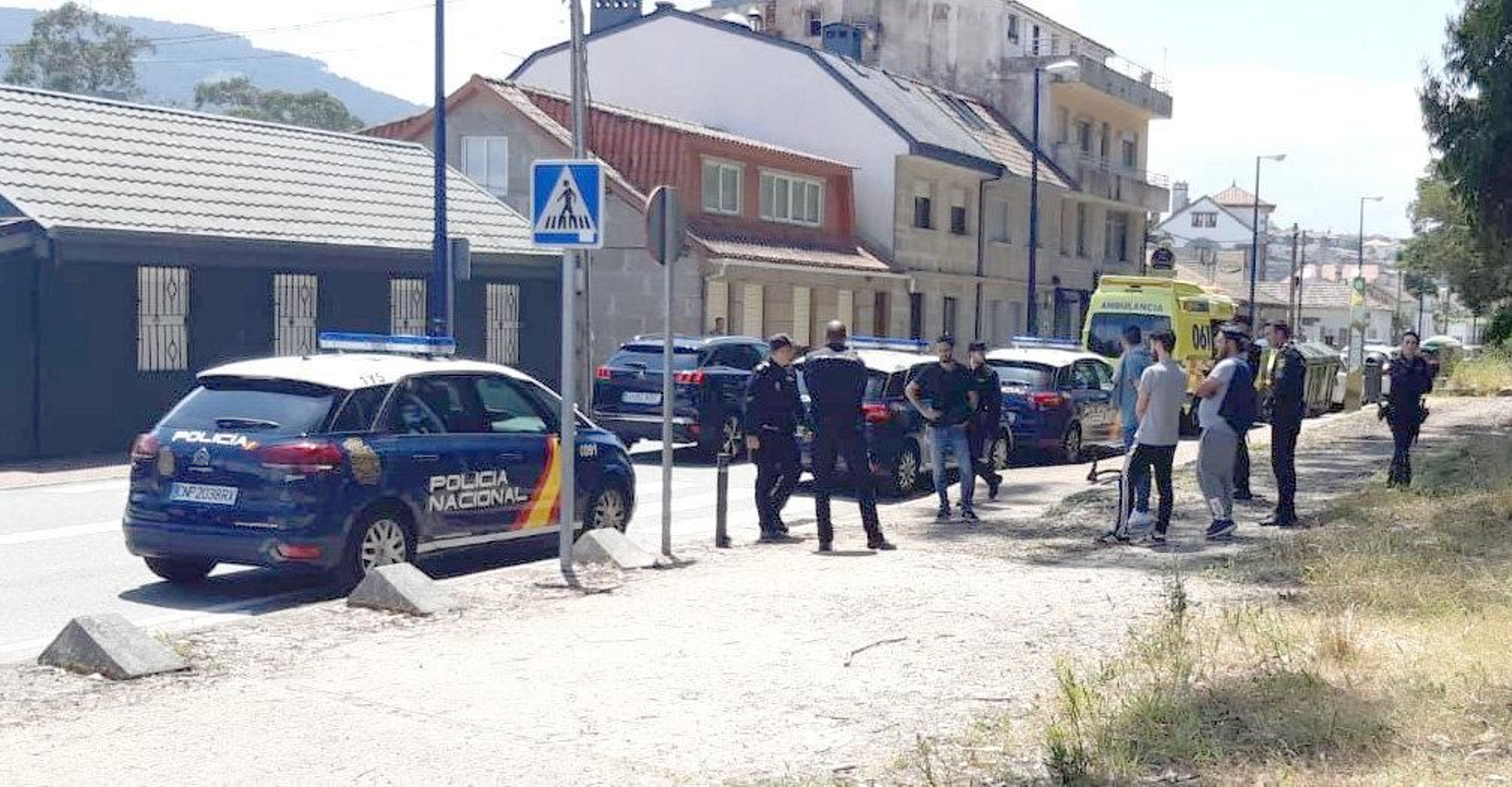 La policía custodia a unos aficionados del Merida en las inmediaciones del campo del Coruxo// Carlos Costas