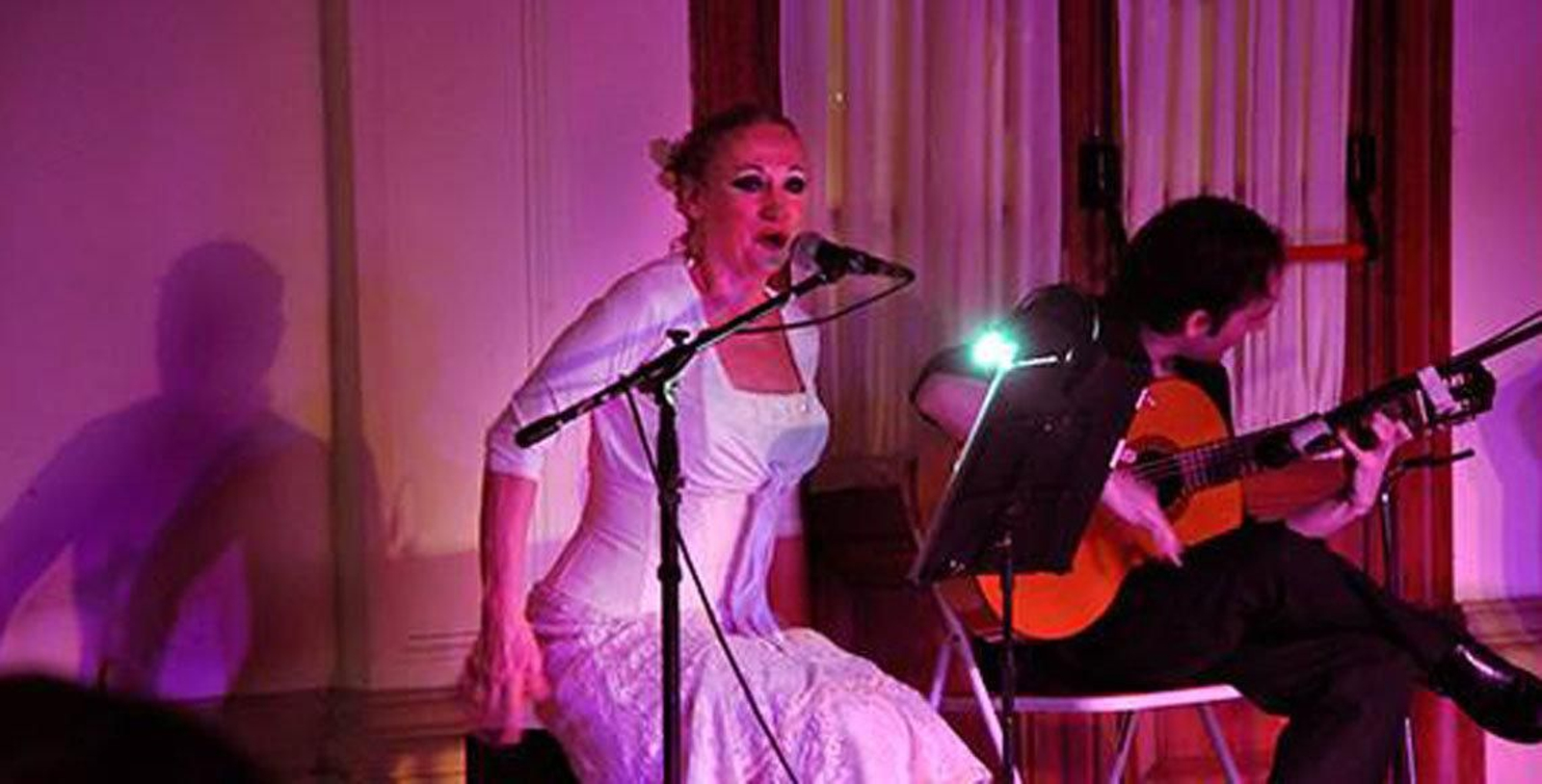 Un momento de las actuaciones en la Sociedad Española San Nicolás.