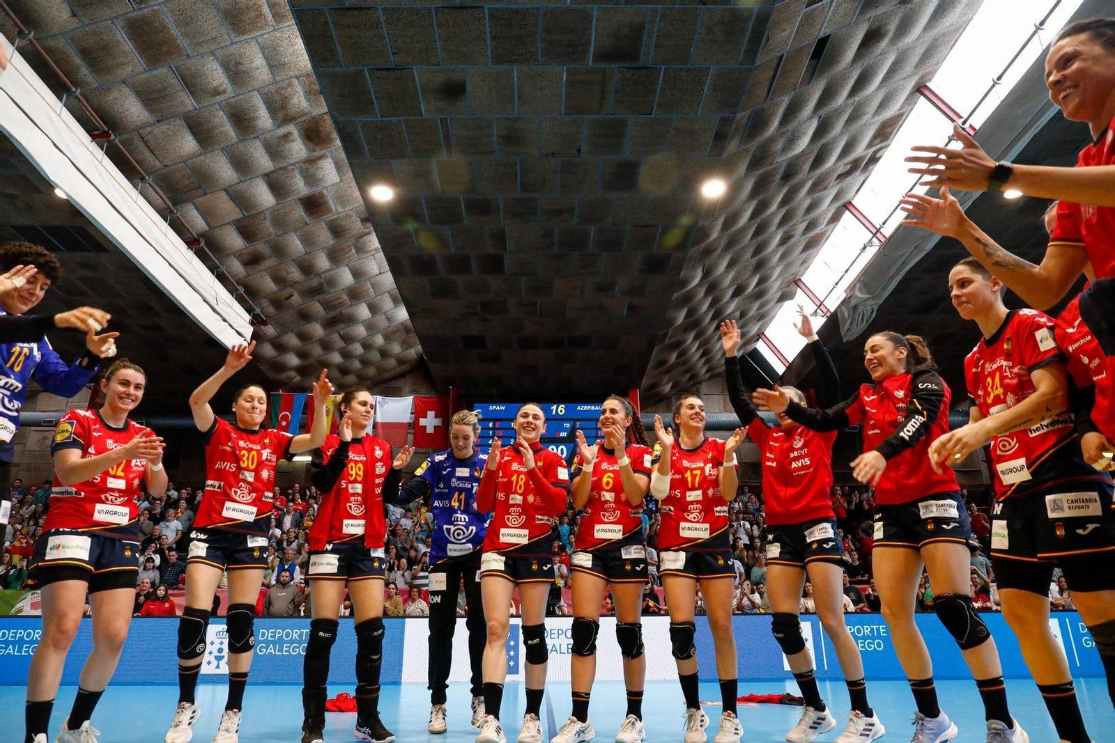 España-Azerbaiyán balonmano femenino en Porriño. // Foto J. Santomé