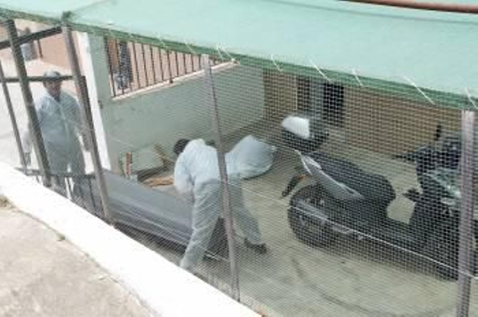 Agentes judiciales de la Guardia Civil introducen en el féretro parte de los restos del joven. (Foto: EDUARDO ABAD)