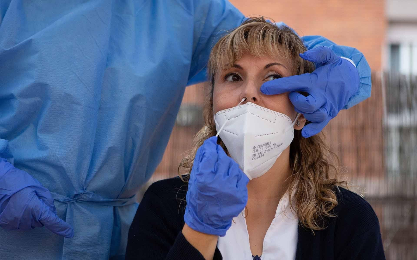 Dos profesionales sanitarias del Centro de Atención Primaria (CAP) de Horta enseñan cómo realizar tests PCR a los empleados de la Residencia Campoamor. EFE/Enric Fontcuberta/Archivo
