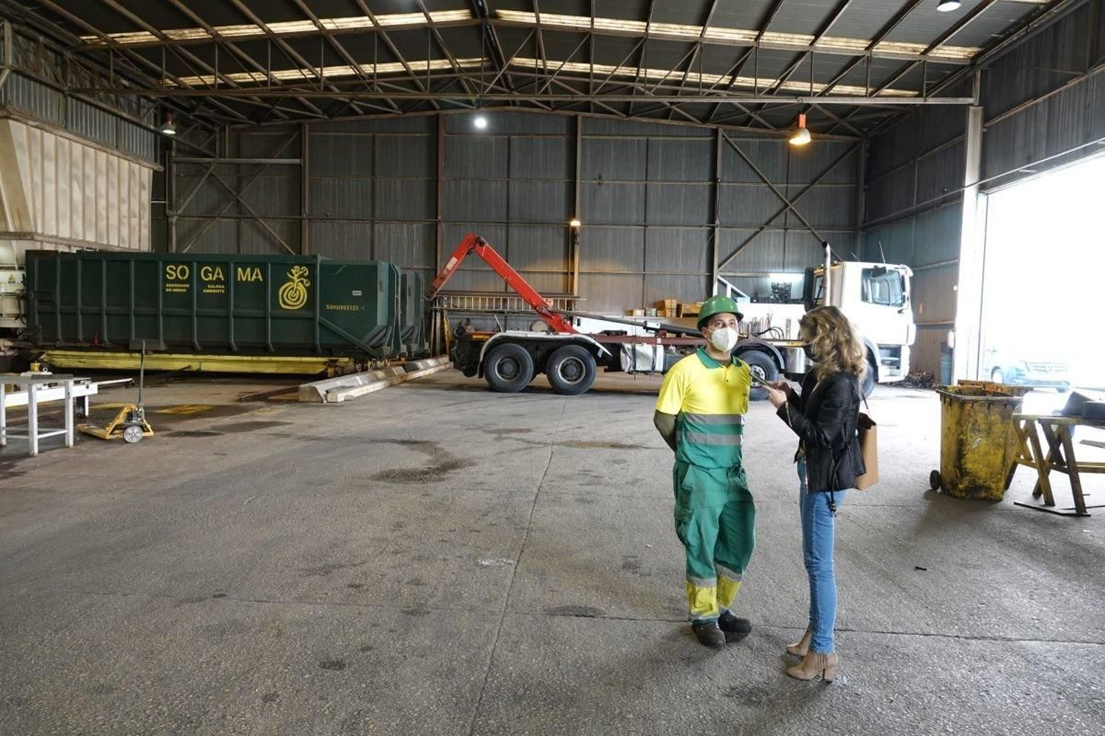 Personal de Sogama en el interior de la planta de Guixar.