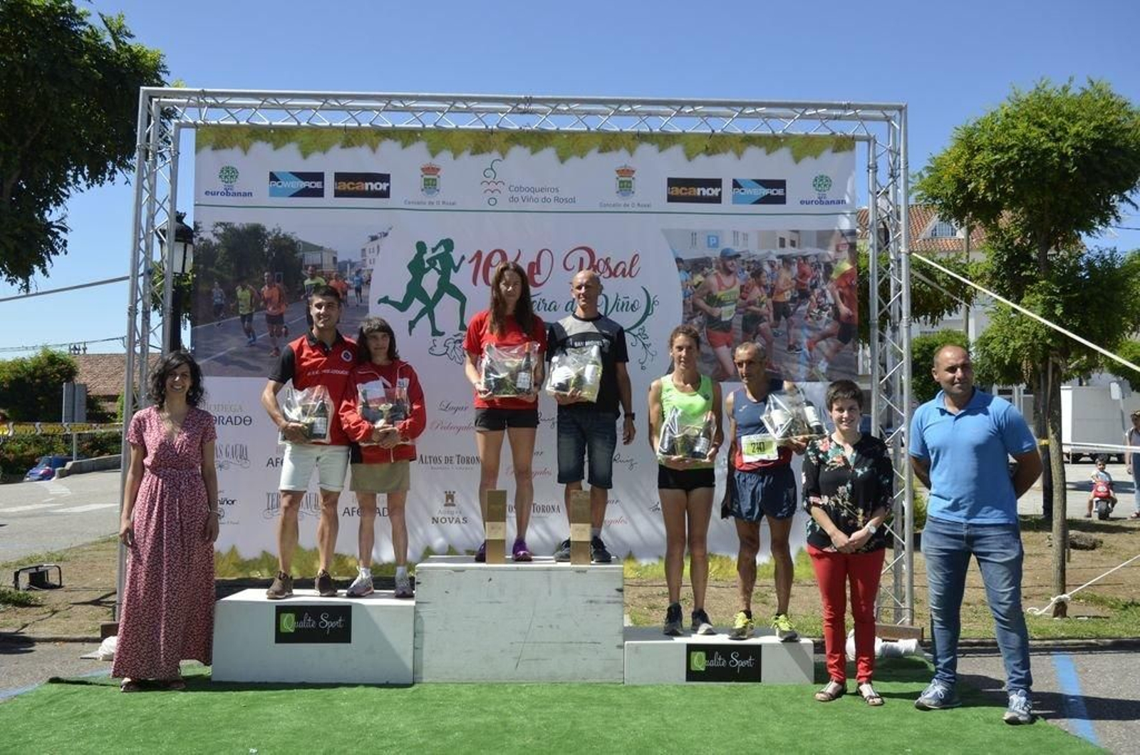 Los ganadores de las pruebas absolutas posan en el podio.