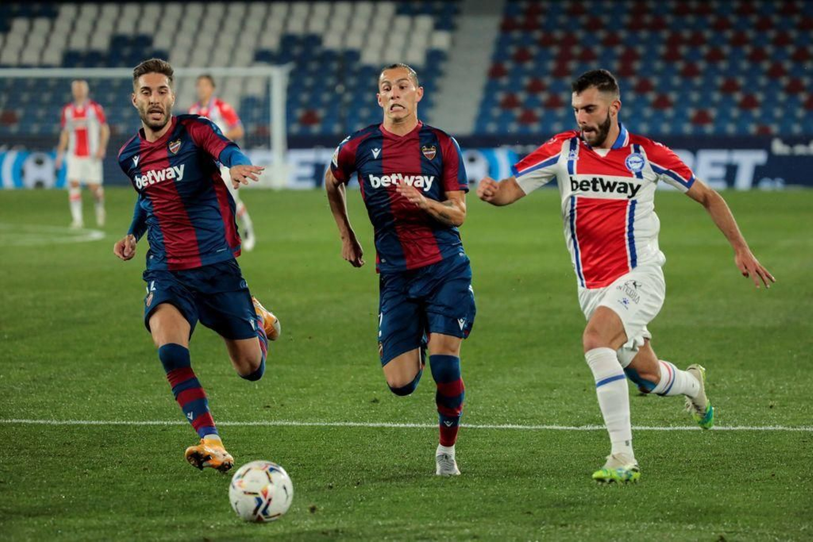El excéltico Luis Rioja (d) avanza ante Rubén Rochina y Son.