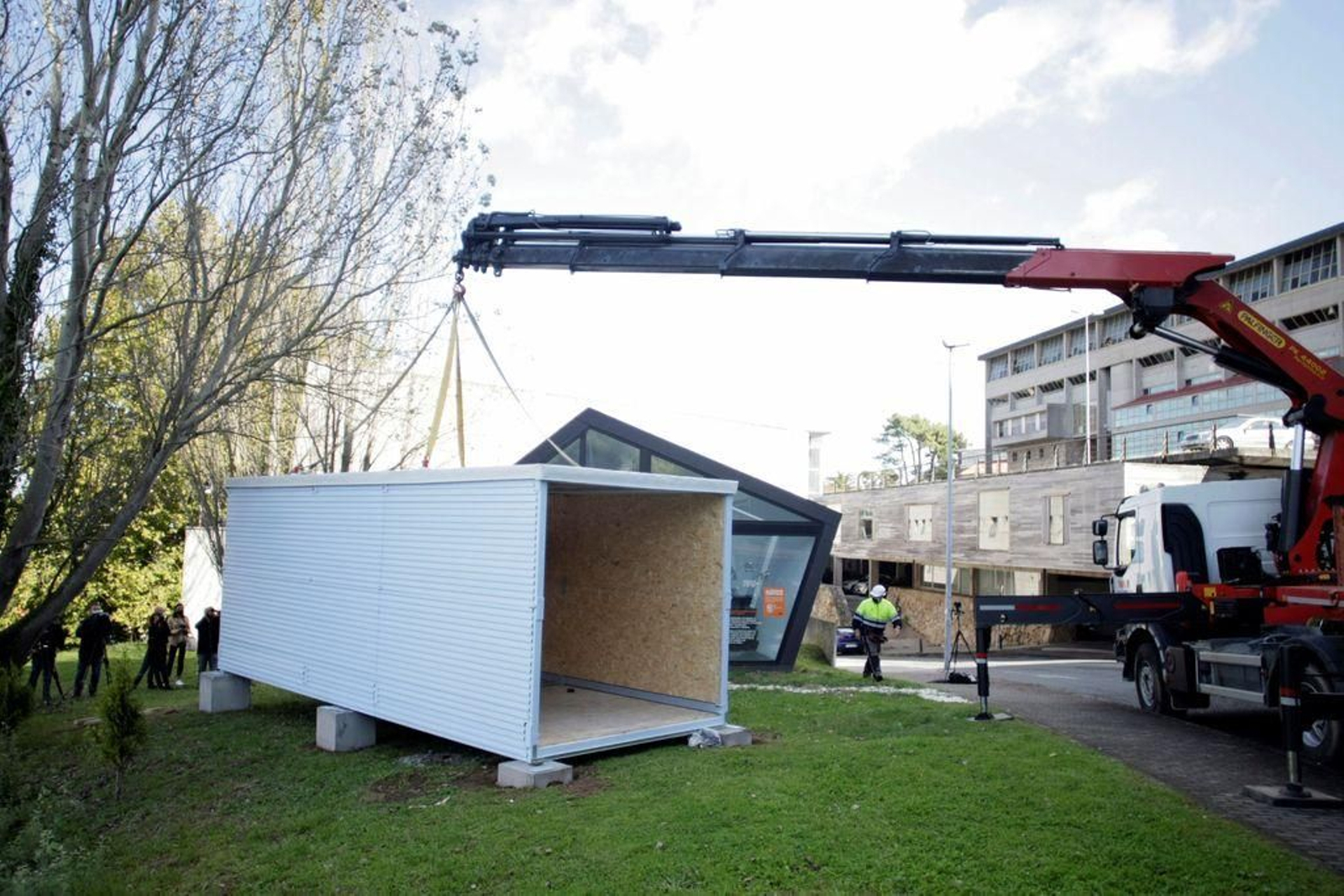 La vivienda plegable, durante su instalación en el campus de A Coruña.