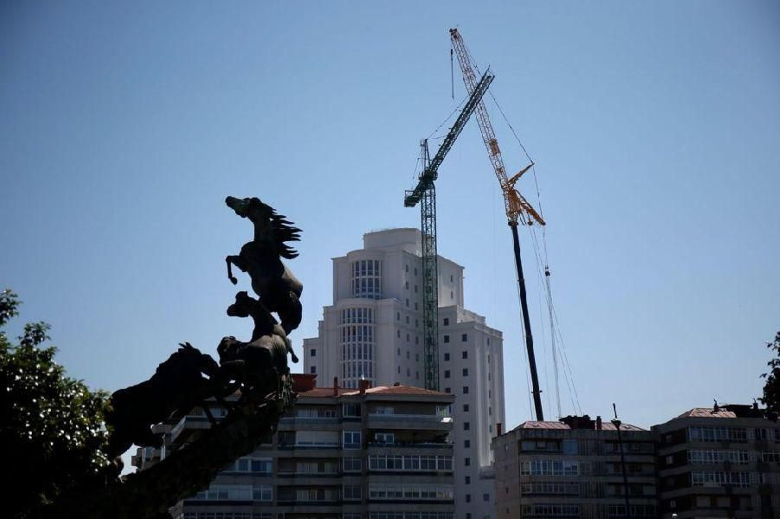 Desmontan la grúa de la Ciudad de la Justicia de Vigo _ Alberte 27