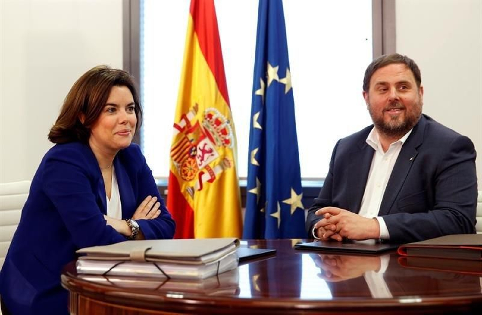 La vicepresidenta del Gobierno, Soraya Sáenz de Santamaría, se ha reunido con el vicepresidente catalán y líder de ERC, Oriol Junqueras