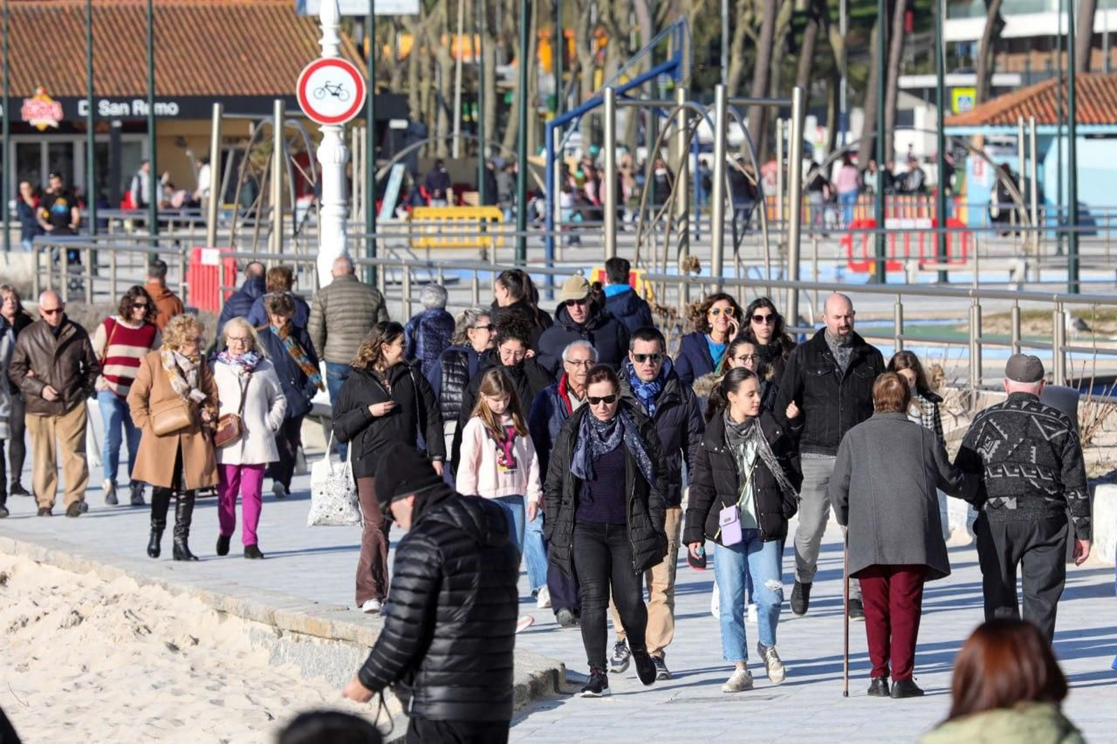 Gente paseando por Samil. // Jorge Santomé