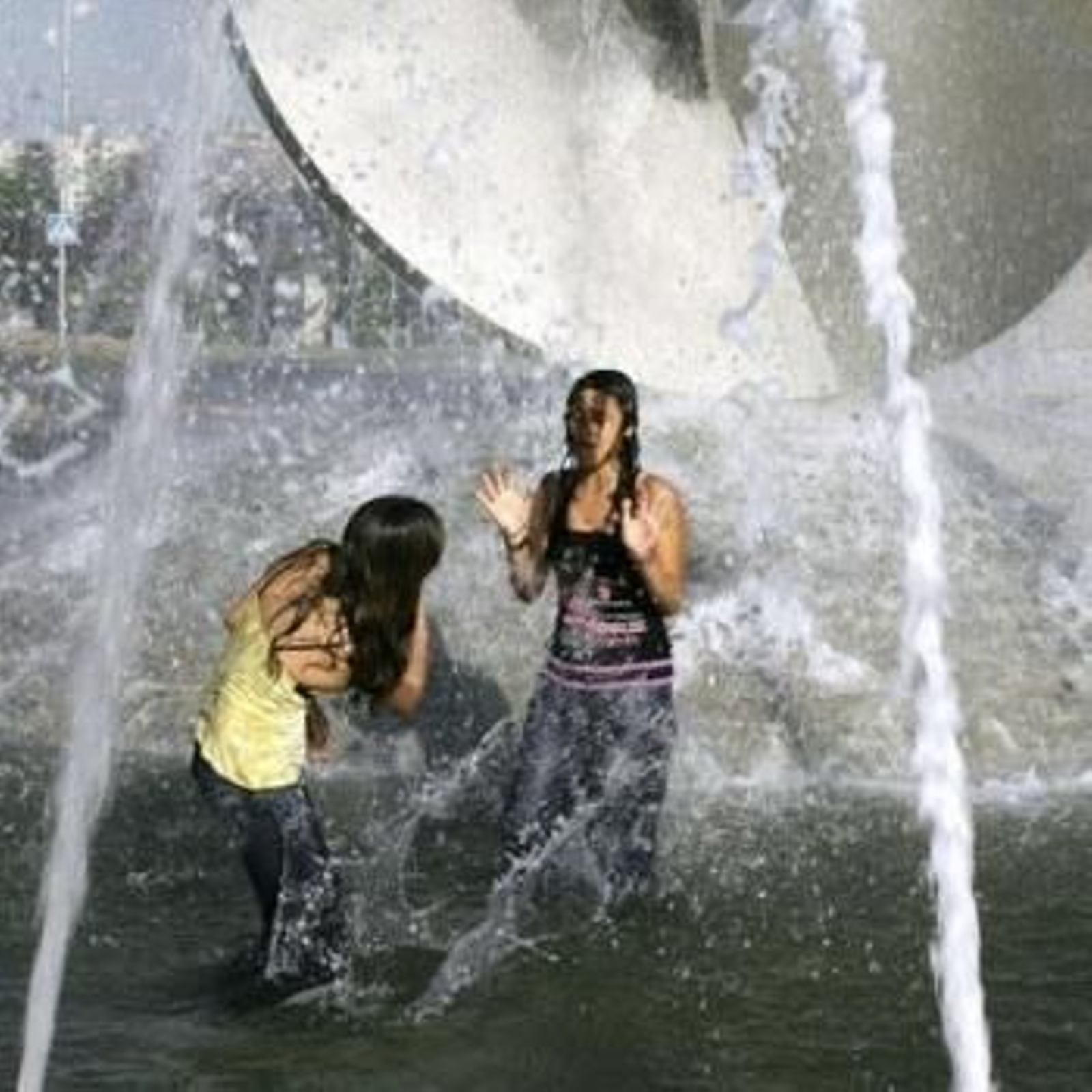La gente combate el calor como puede. (Foto: EP)