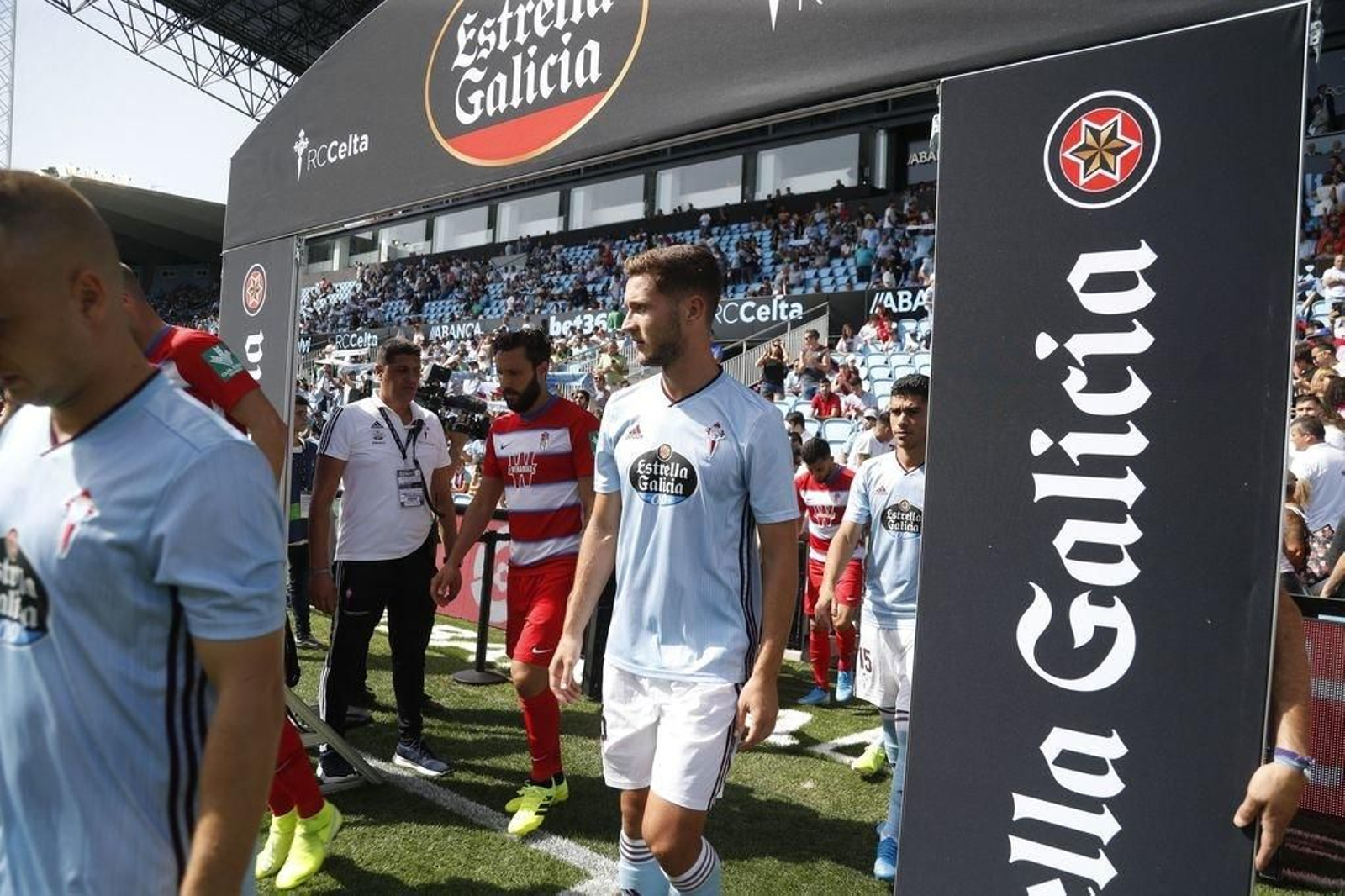 Sáenz fue expulsado en su primer partido oficial como céltico.