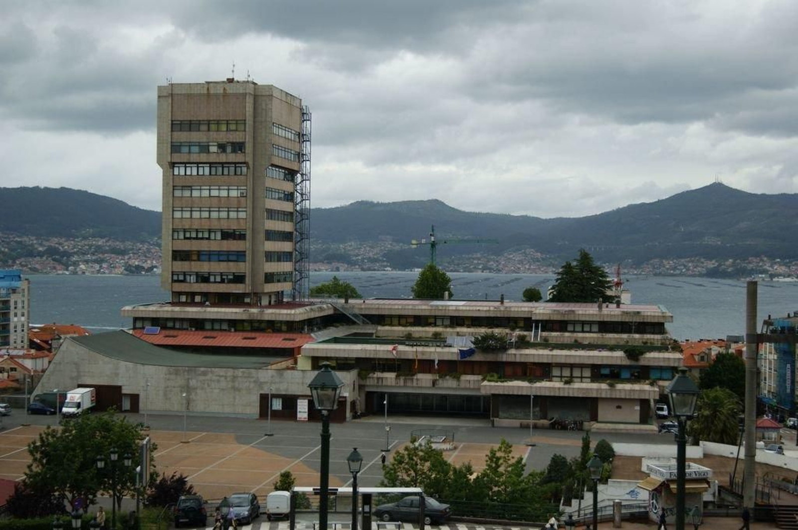 El consistorio vigués, obra de principios de los setenta, en la plaza del Rey.