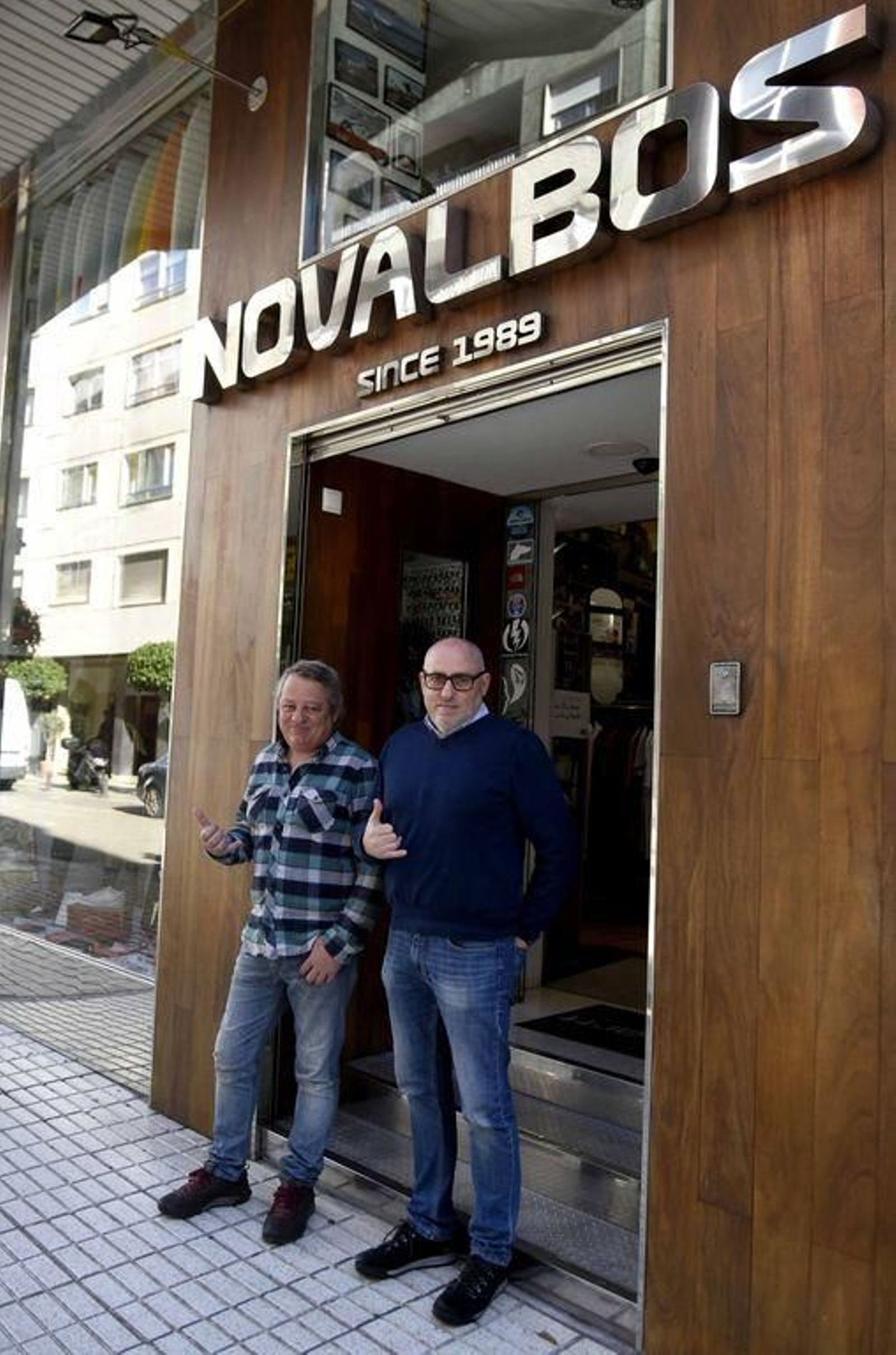 Los hermanos Pedro y Alfonso Novalbos en la tienda que abrieron hace 31 años en la calle Pintor Laxeiro.