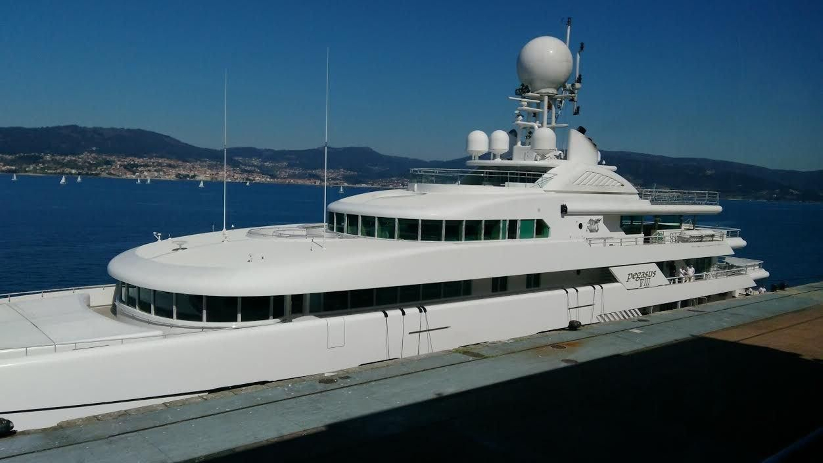 El "Pegasus VIII" , ayer atracado en el muelle de Trasatlánticos con sus 78 metros de eslora. Cuenta con aterrizaje de helicópteros y piscina, entre otros lujos a bordo.
