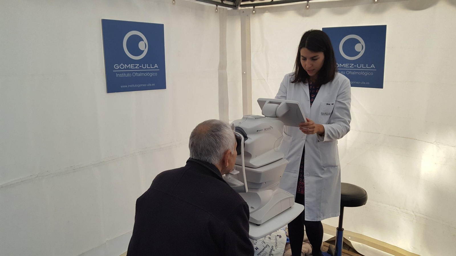 Un hombre durante una prueba de revisión ocular.