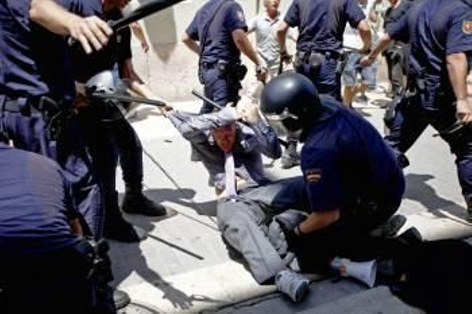 Agentes de la Policia Nacional cargaron hoy contra los 'indignados' del movimiento 15-M que protestaban ante Les Corts Valencianes durante la constitución de las mismas. EFE