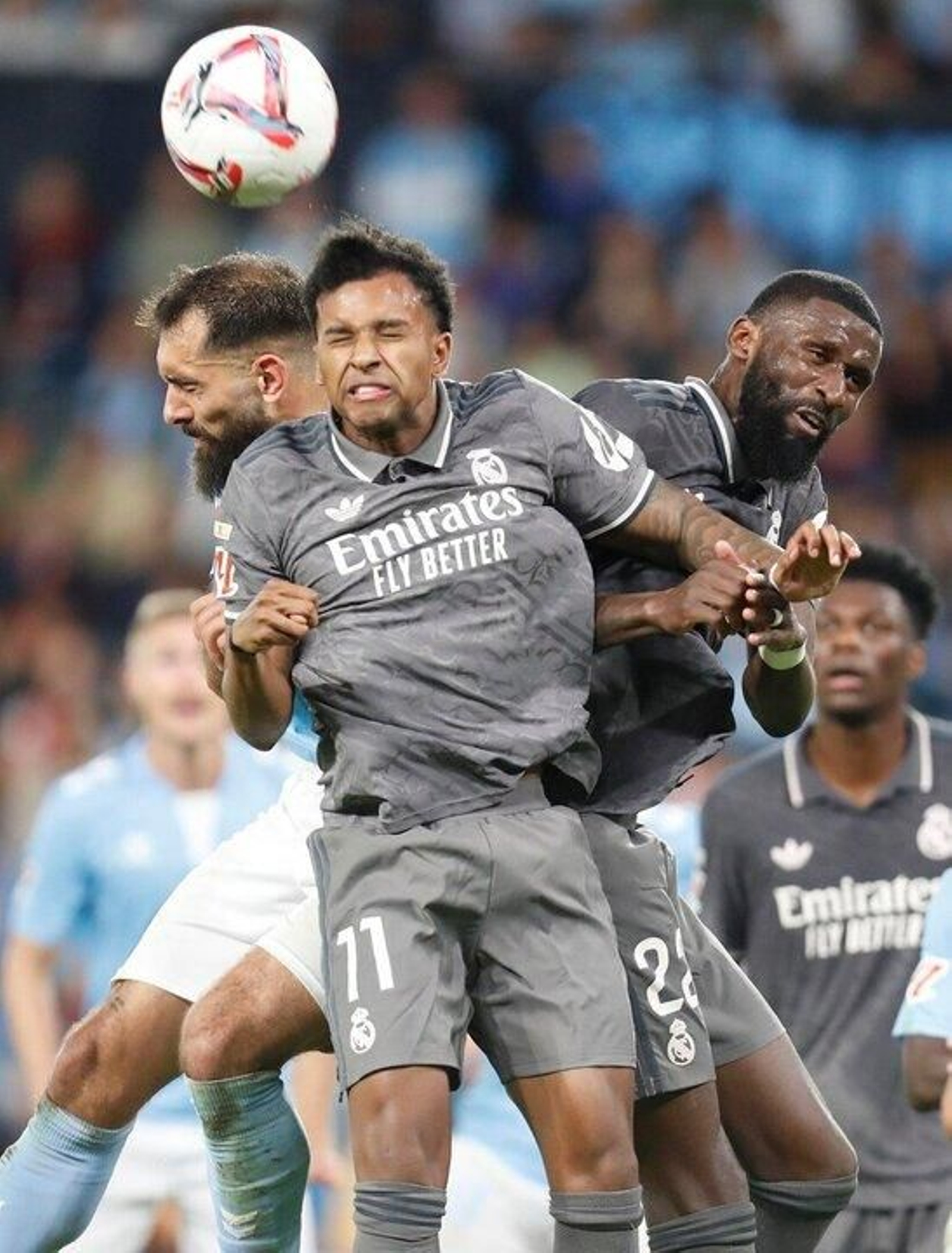 Borja Iglesias pugna con Rudiger y Rodrigo..jpg