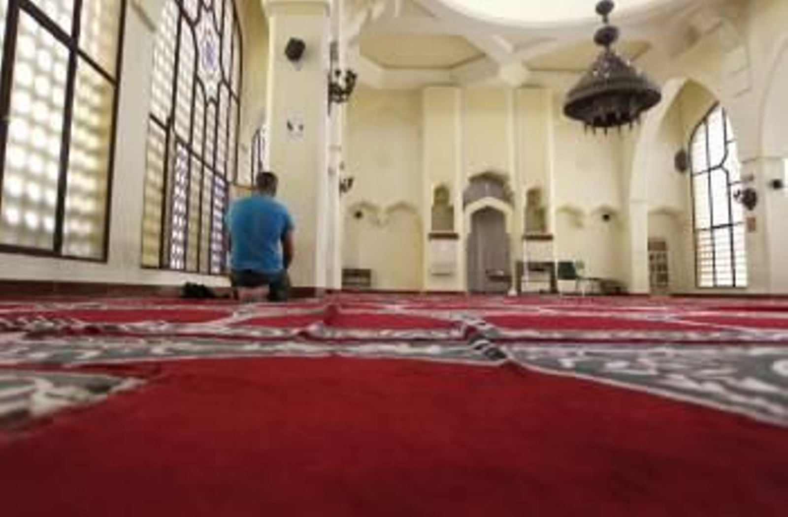 Un musulmán reza en el interior de la mezquita de Tetuán, en Madrid. (Foto: J.J. Guillén)