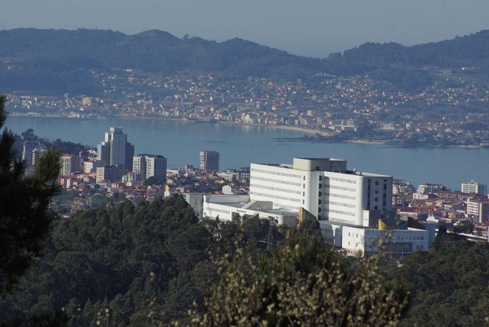 El Meixoeiro, con el antiguo Xeral y el consistorio.