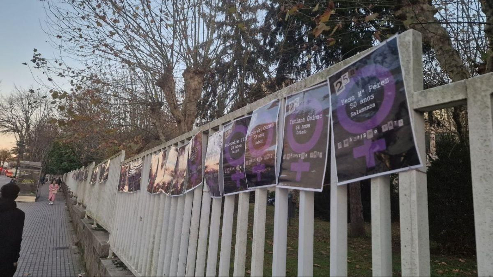 Carteles en recuerdo de las víctimas de violencia machista  en España.