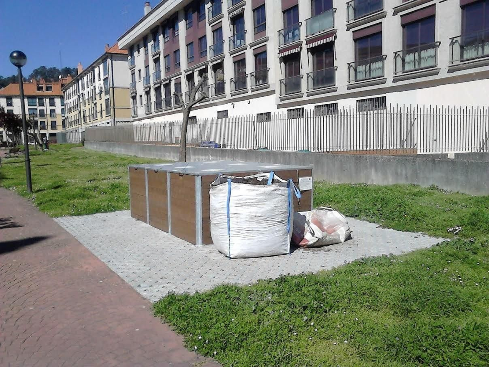 Uno de los dos puntos de producción de compost instalado en el barrio de Os Tendais.