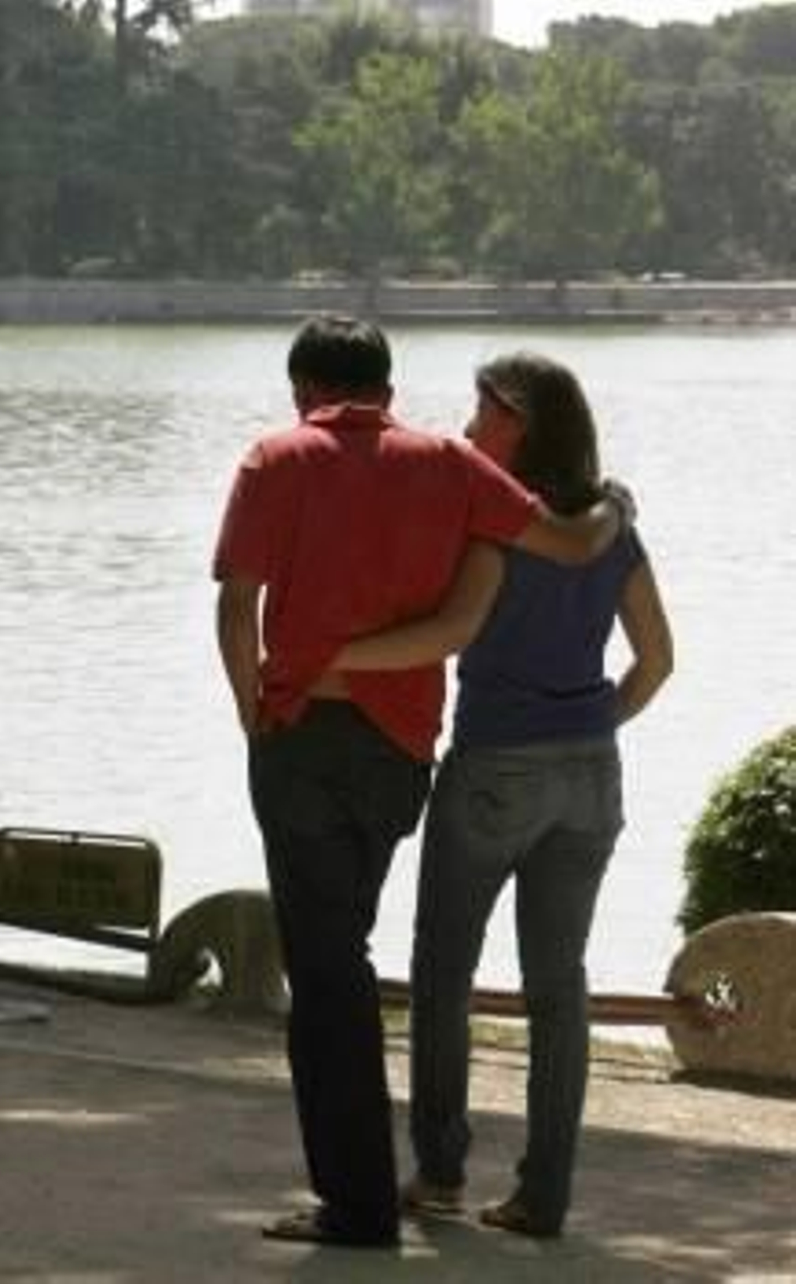 Una pareja pasea abrazada por un parque. (Foto: ARCHIVO)