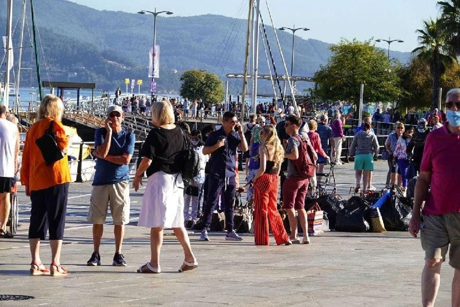 Más de 4.000 cruceristas desembarcan en Vigo _ Vicente Alonso 17