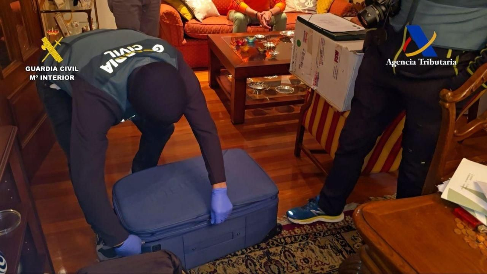 Una de las maletas incautadas en la operación.