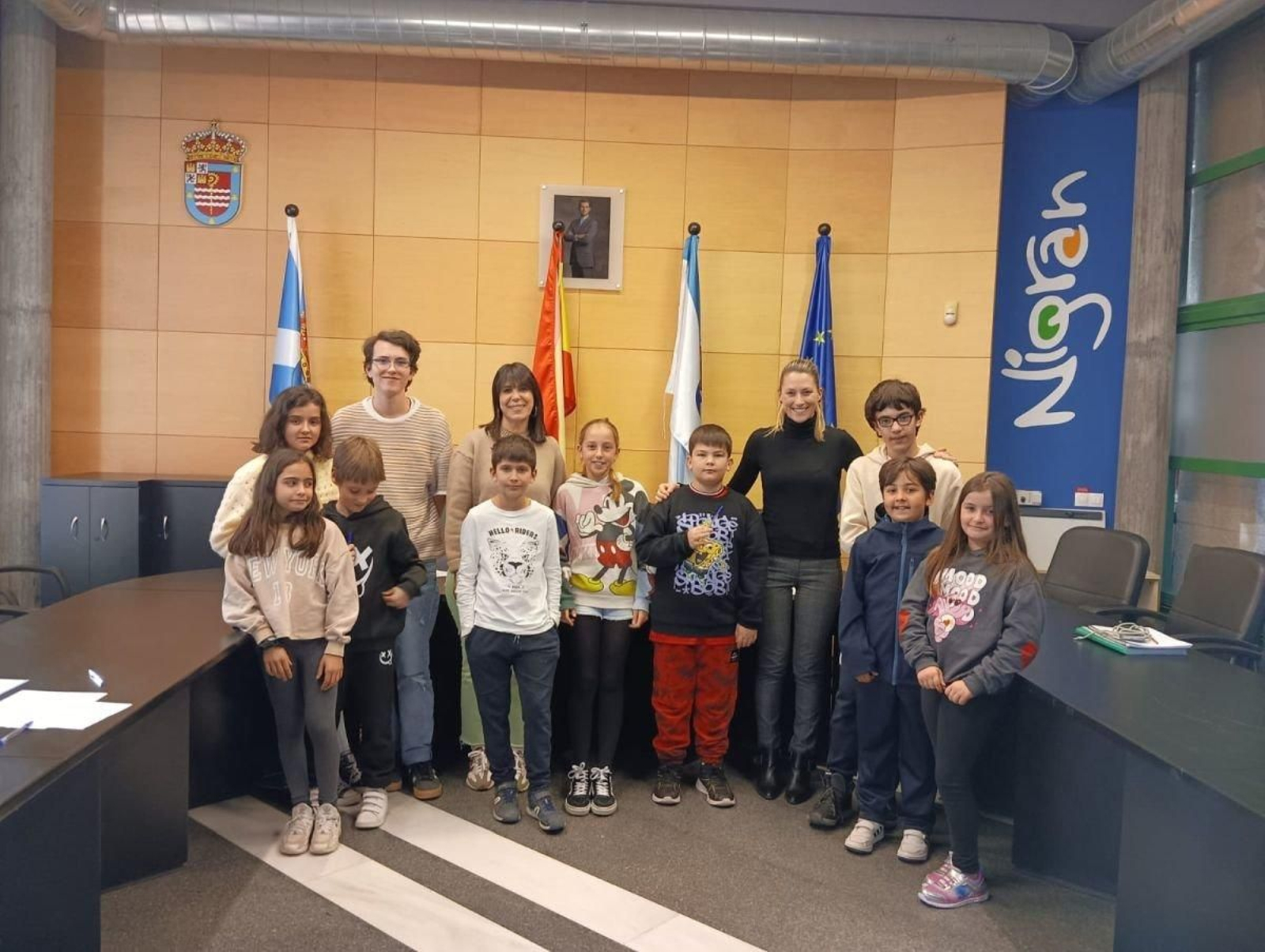 Estela Pérez y Patricia Diego con alguno de los miembros del Consejo Municipal de la Infancia.