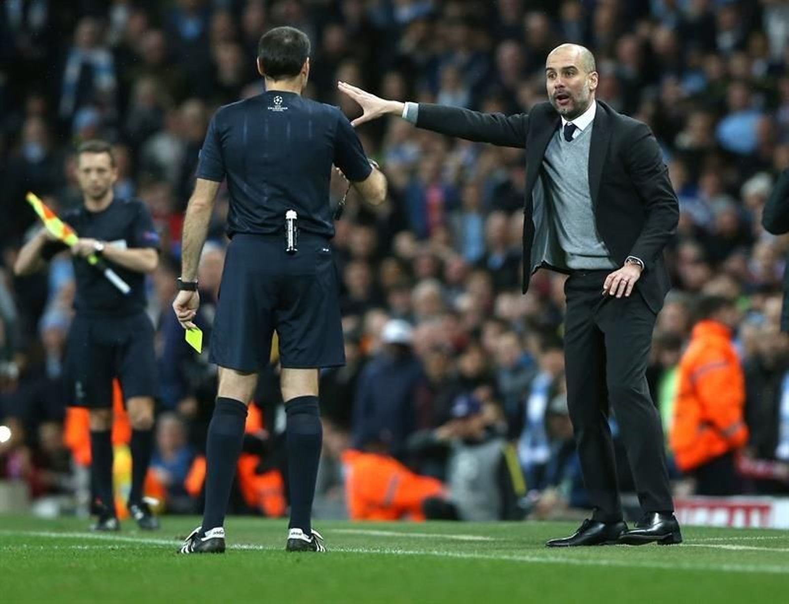 El técnico del Manchester City, Pep Guardiola (d)