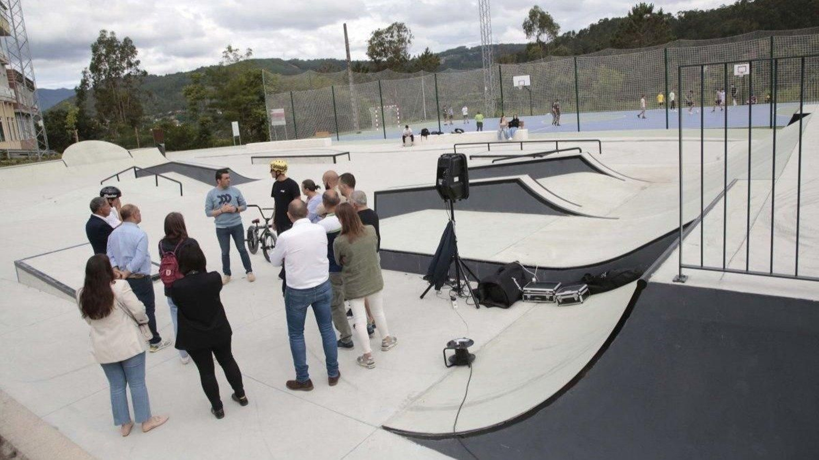 Mondariz cuenta desde ayer con pista de ‘Pump Track’ , inaugurada por el alcalde y el presidente de Diputación.