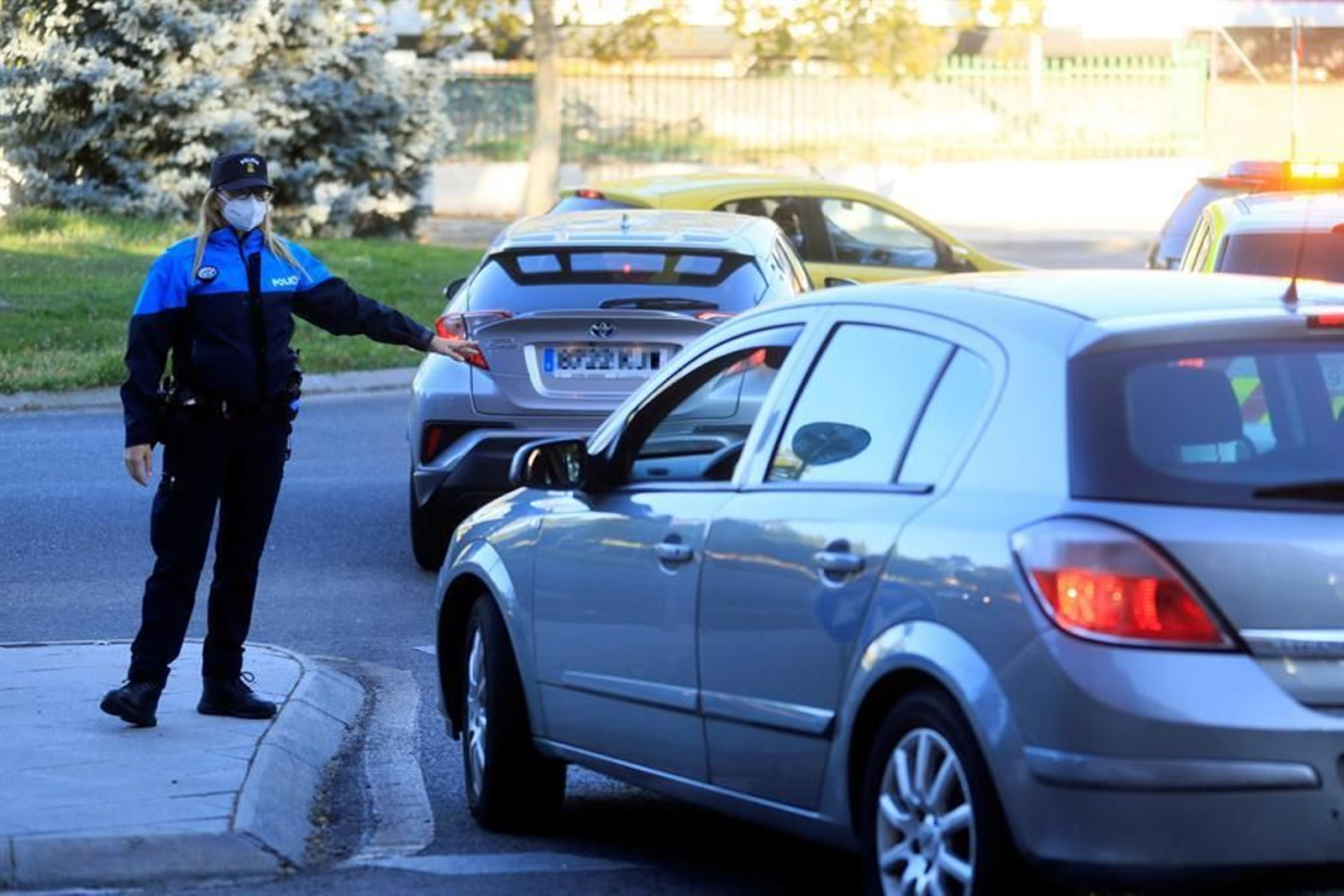 Una policía local monta un control, en la localidad madrileña de Alcorcón.
