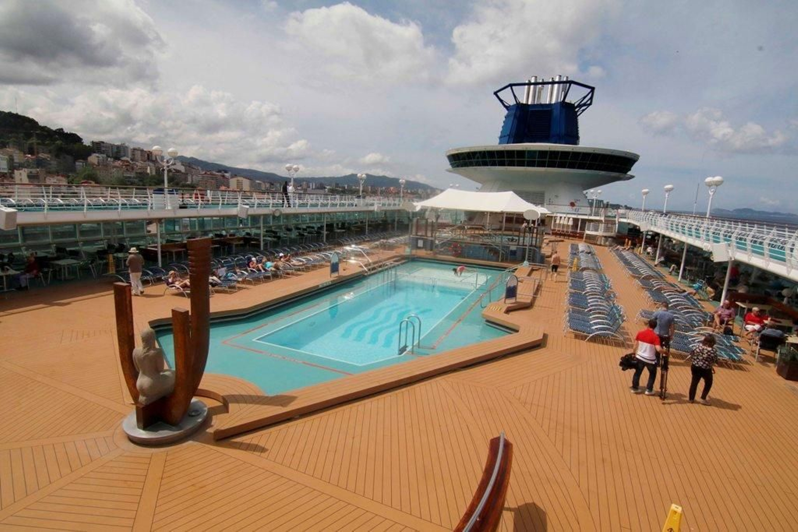 Una de las cubiertas del crucero, que partió de Vigo hacia el Báltico, en el mayor embarque del año en el puerto.