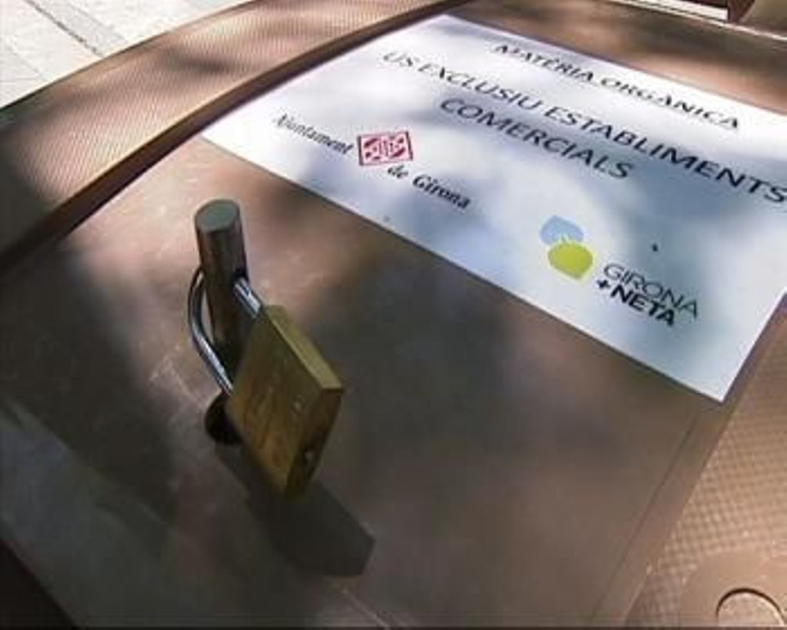 Gerona instala nuevos contenedor con candados.