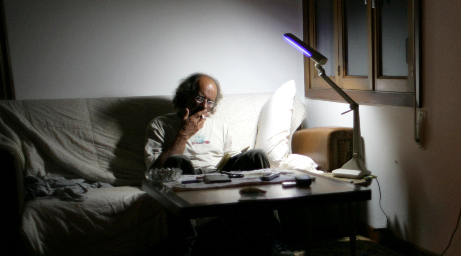 Pepe, en un rincón de su casa, en Mougás.