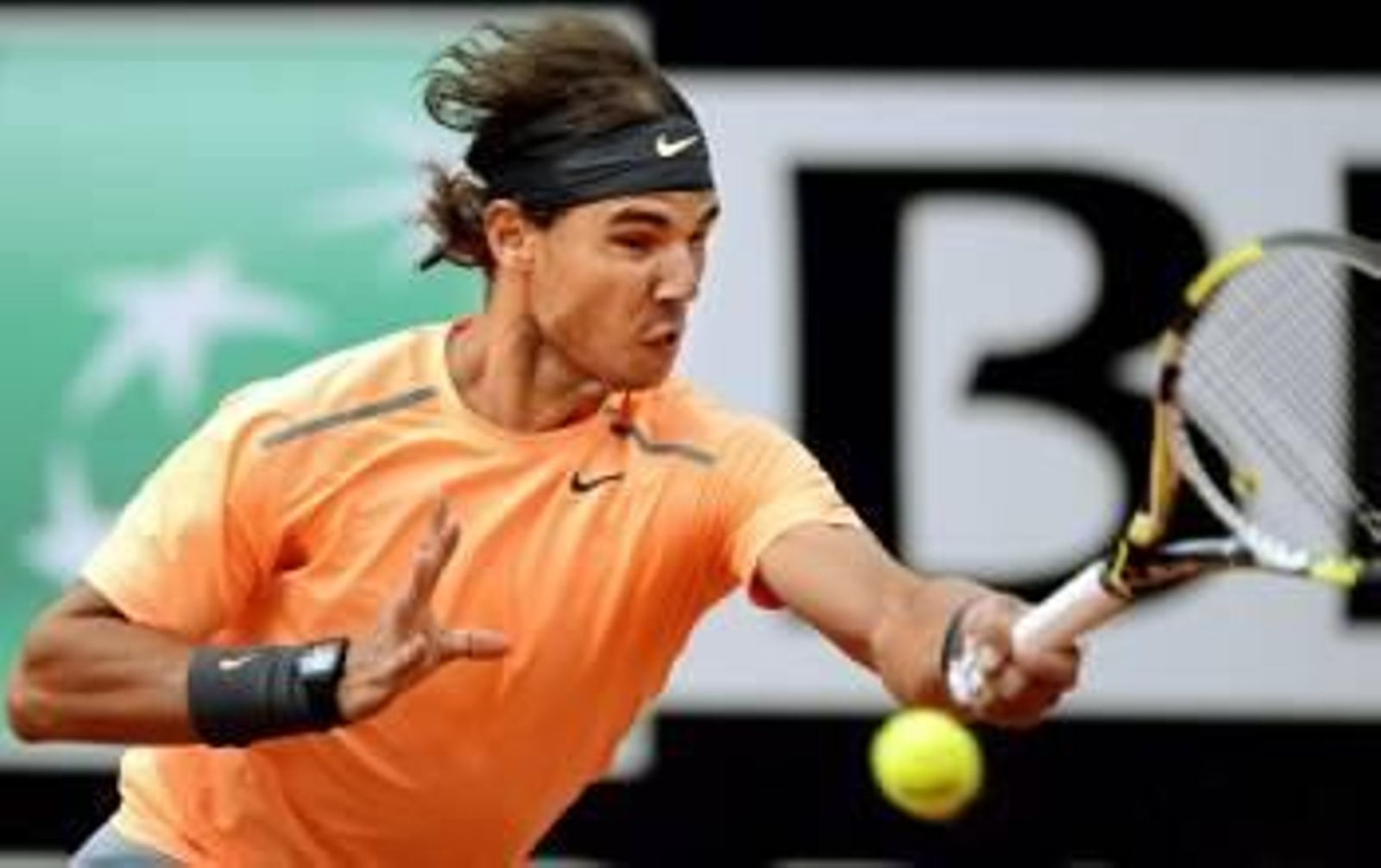 Nadal devuelve una bola durante la final de Roma ante el serbio Djokovic. (Foto: C. ONORATI)