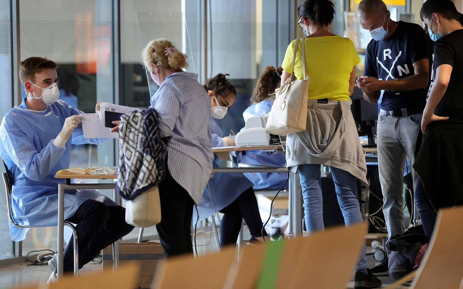 Pasajeros esperan su turno para hacerse un test de coronavirus en el aeropuerto de Dortmund, Alemania. EFE/EPA/FRIEDEMANN VOGEL