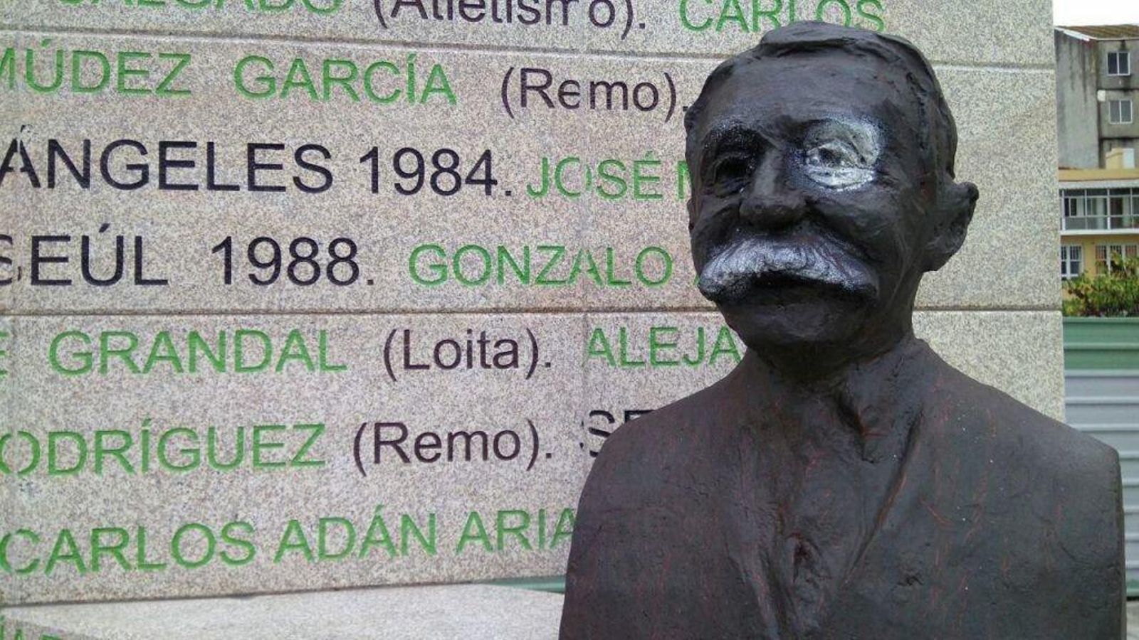 El Baron de Coubertin tampoco se libró, como la firma del alcalde.