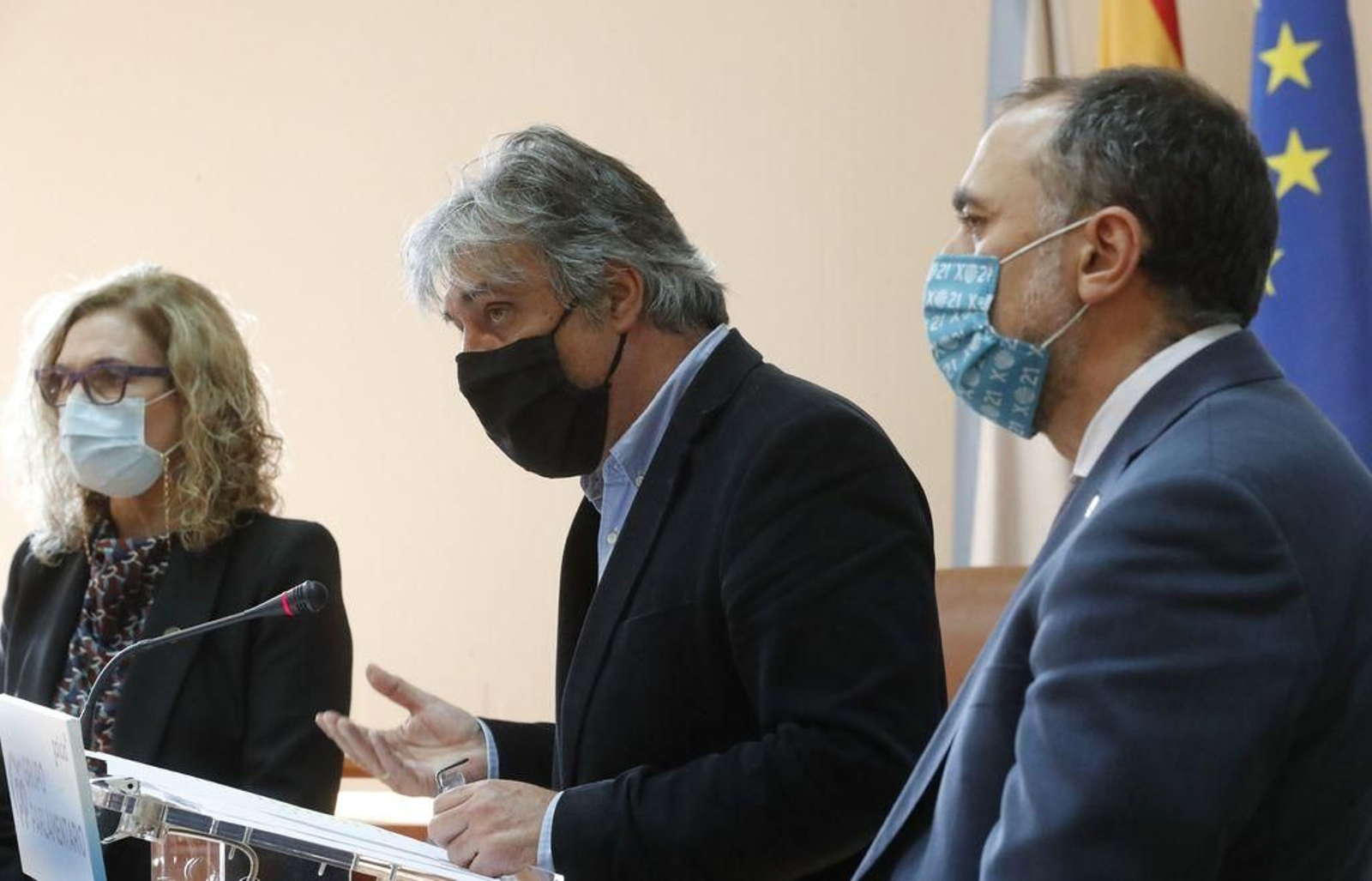 La diputada Encarnación Amigo, el portavoz Pedro Puy y el conselleiro de Sanidad, Julio García Comesaña.