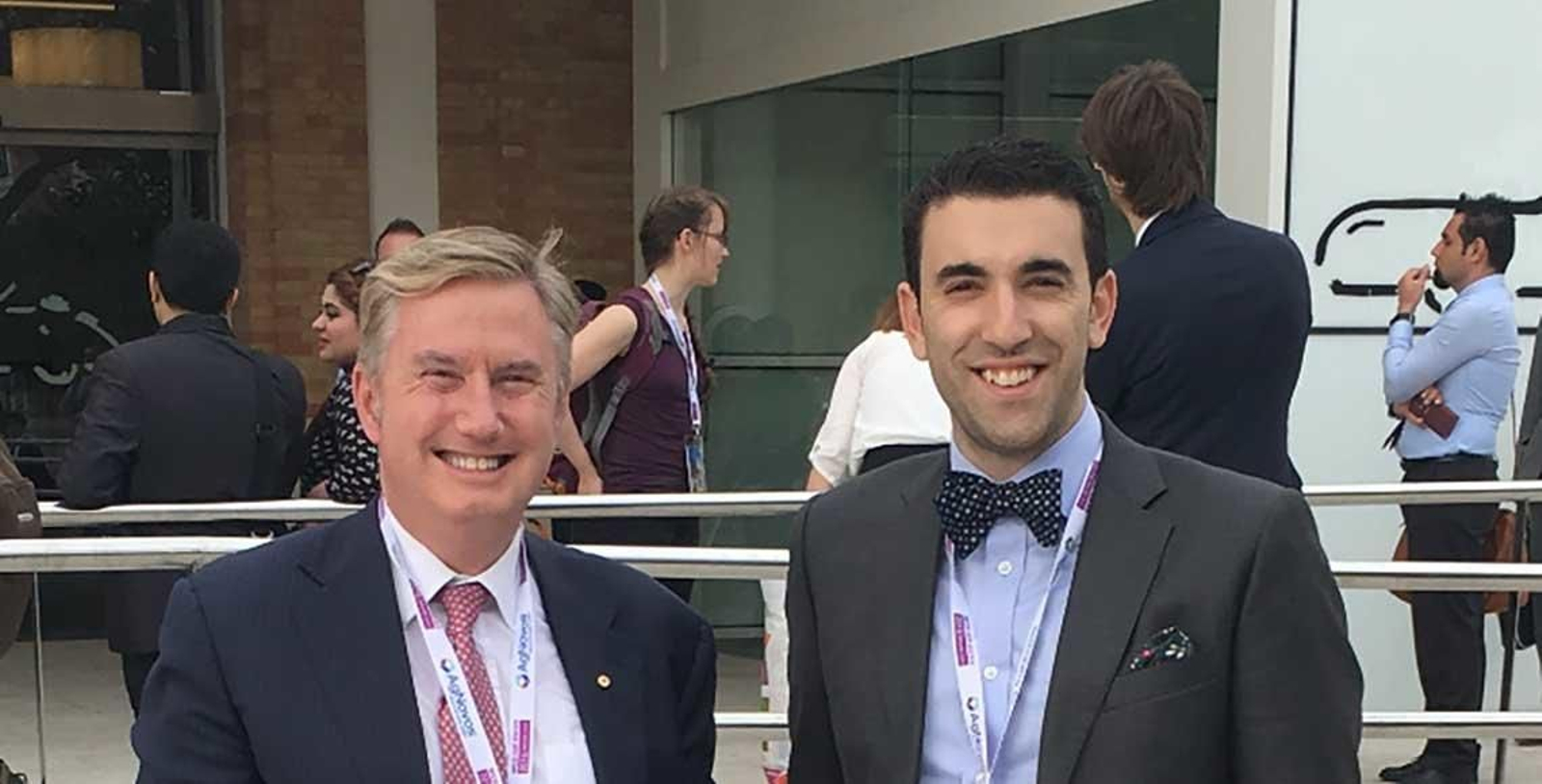 Alexander Rodríguez, a la derecha, con el profesor Peter Ebeling, de la Universidad Monash de Melbourne.