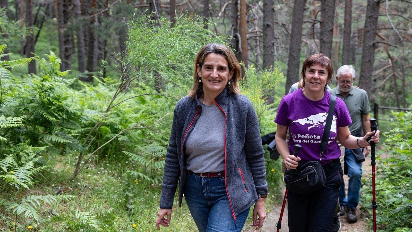 La candidata del PSOE a las elecciones europeas, Teresa Ribera (i), durante un paseo por Cercedilla. // EP