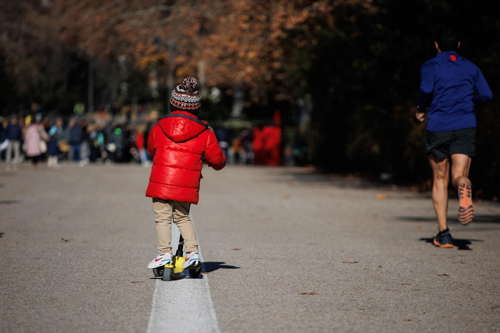 Un niño disfruta de su regalo de Reyes en un parque. (EP)