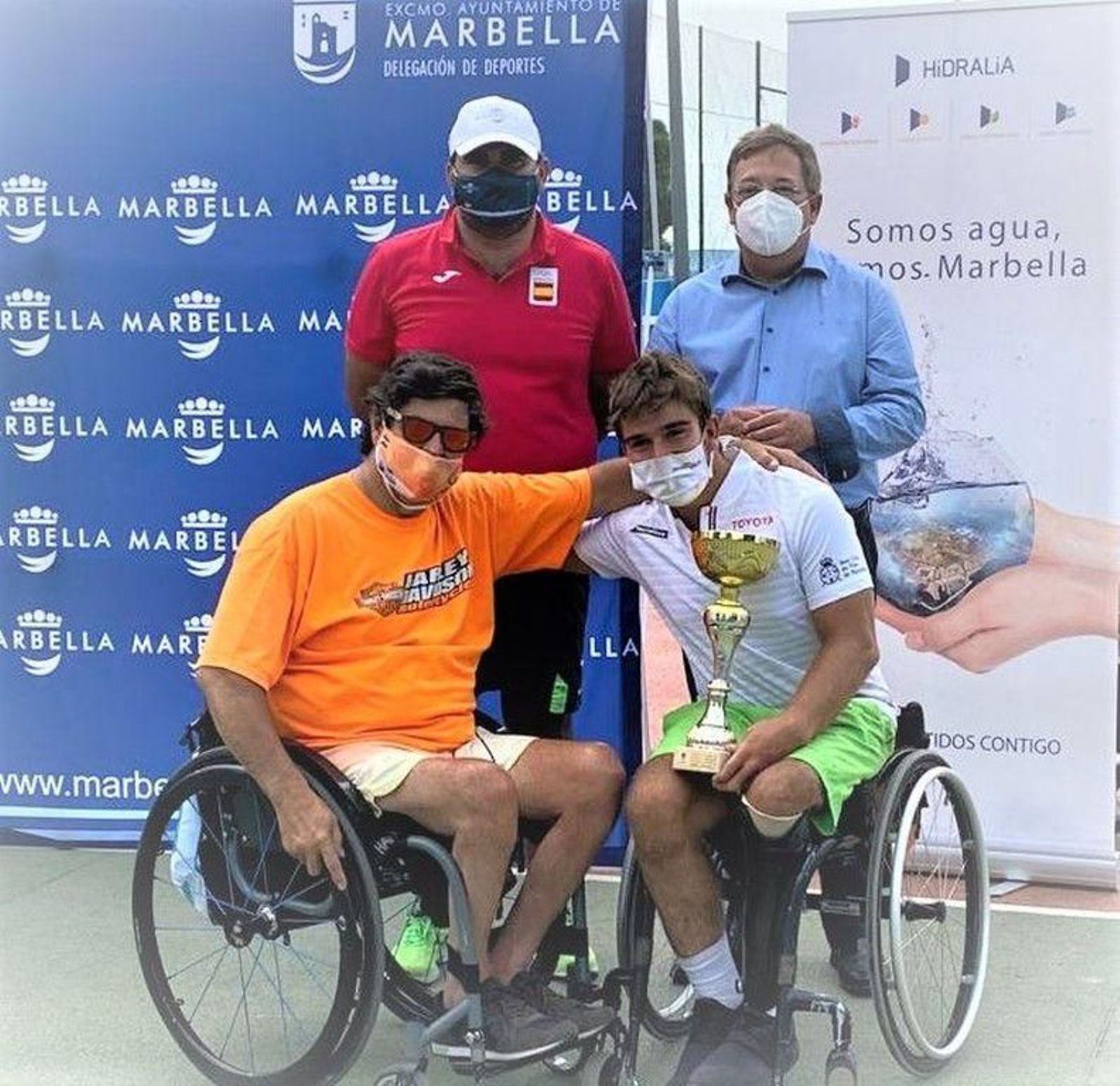 Martín de la Puente (d) venció a Caverzaschy en la final.