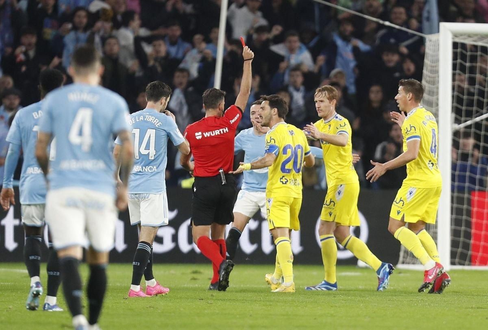 La roja de Chust abocó al Celta a un dominio posicional algo estéril.