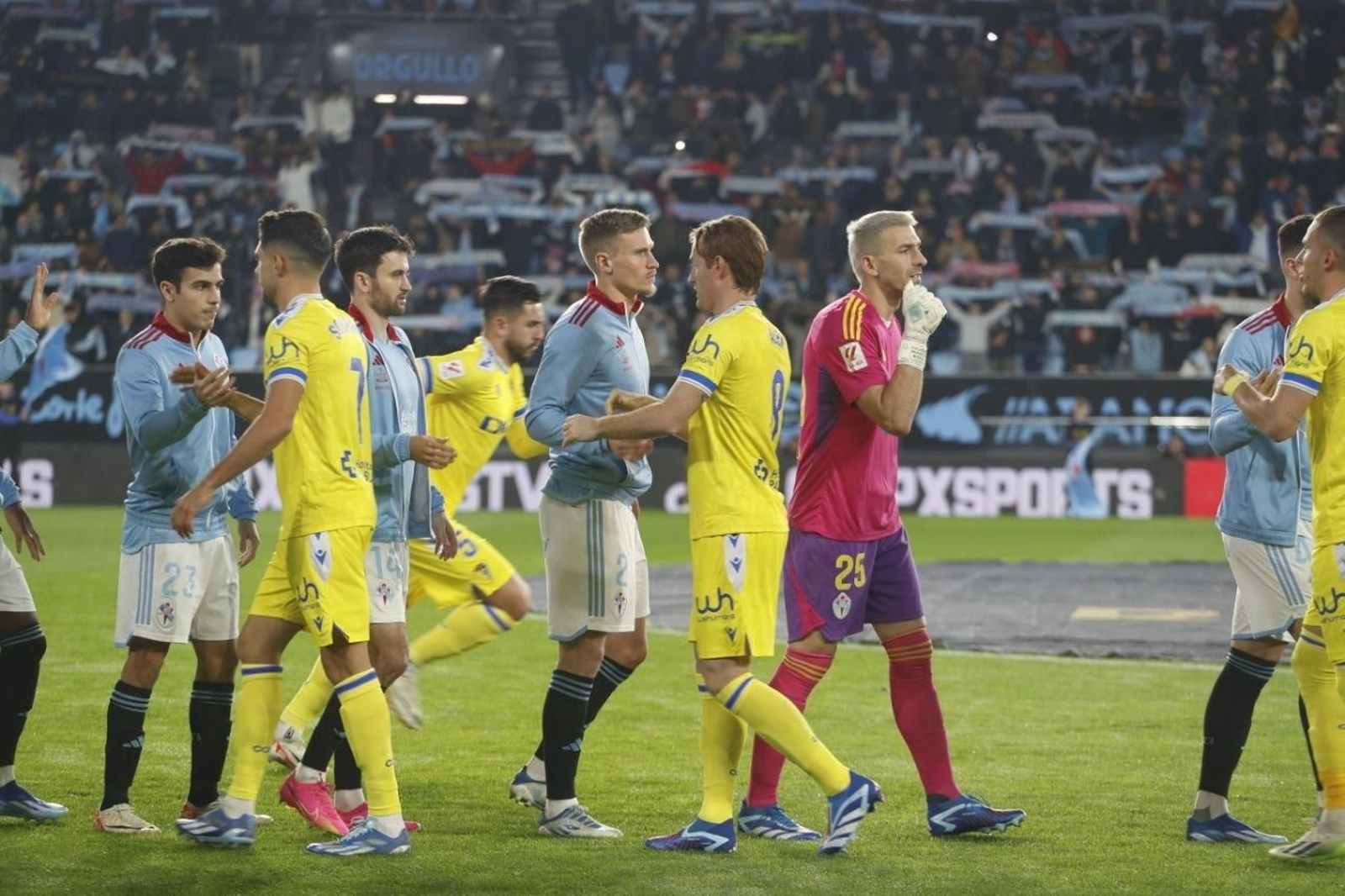 Jugadores se saludan antes del encuentro.