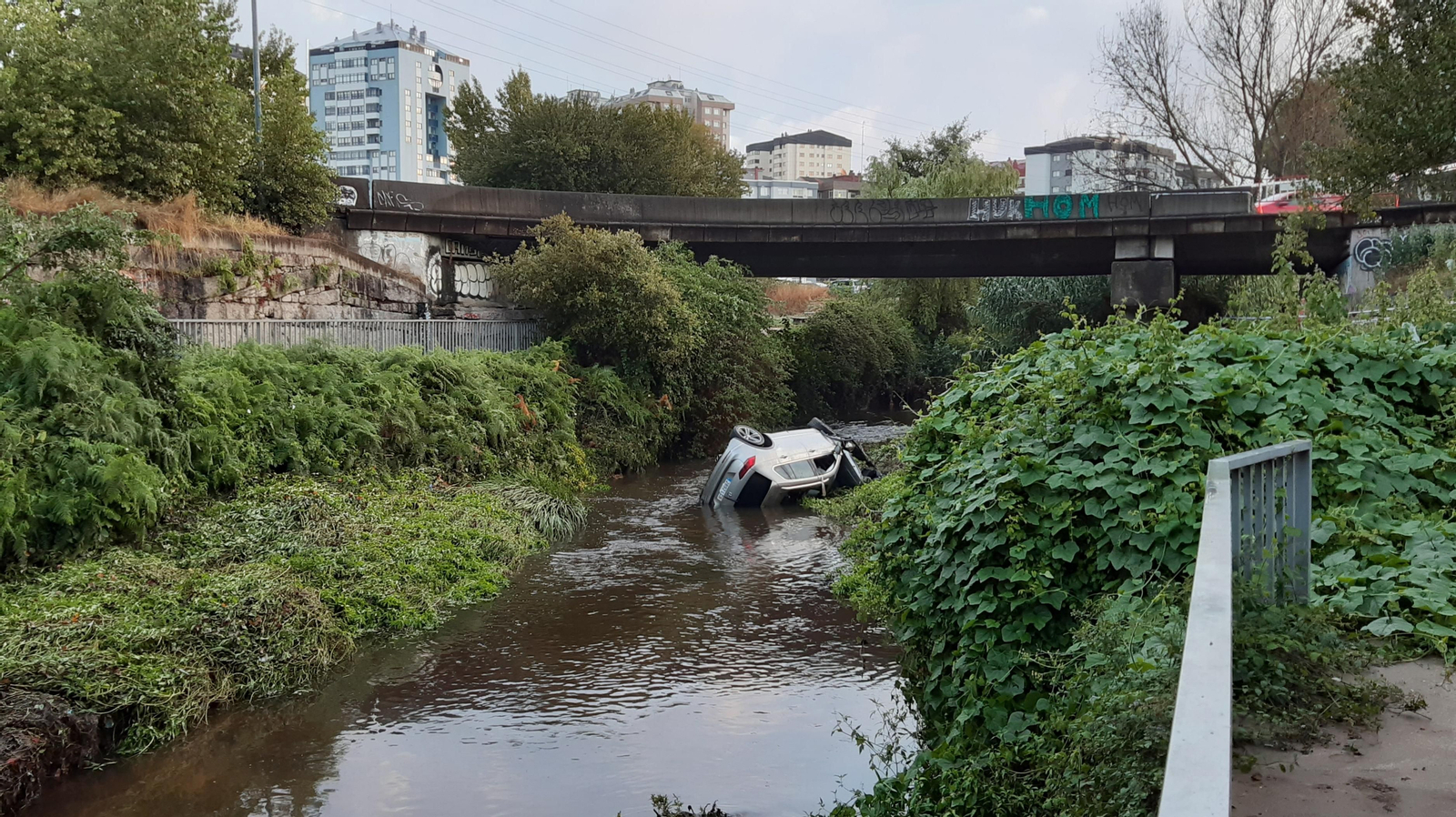 El vehículo se quedó volcado en el cauce del río junto a la avenida Citroën.