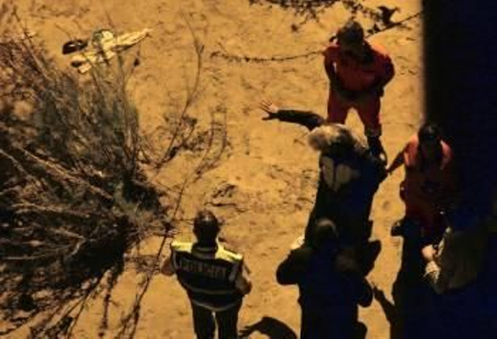 La Policía en el lugar donde se halló al niño en el río Guadalquivir. (Foto: RAFA ALCAIDE)